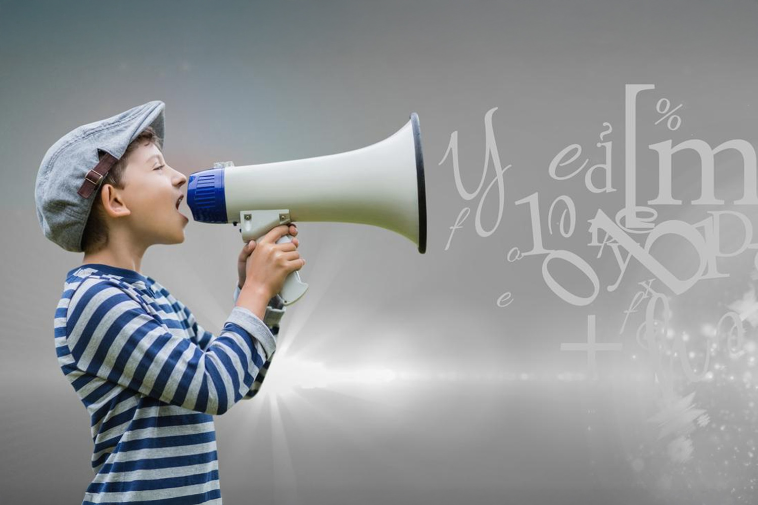 Junge ruft durch Megafon vor Buchstaben und Symbolen