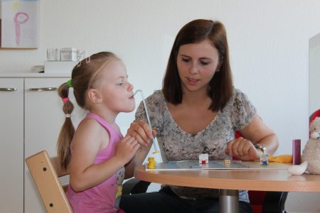 Logop&auml;din hilft M&auml;dchen mit Sprach&uuml;bung